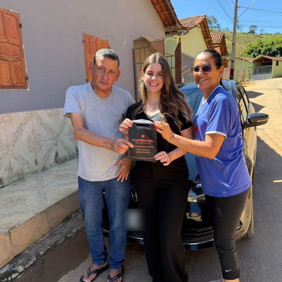 Thais Trindade com Elenita e Preto e o kit de boas-vindas