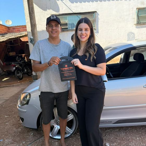 Thais Trindade com Elizeu e o kit de boas-vindas