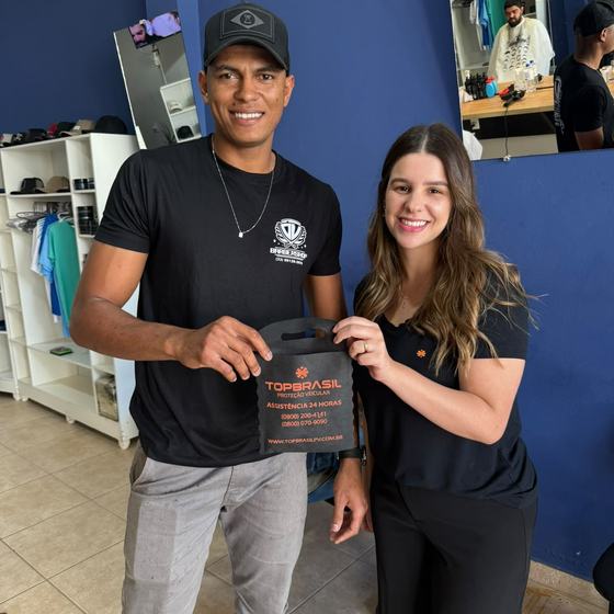 Thais Trindade com Thiagão e o kit de boas-vindas