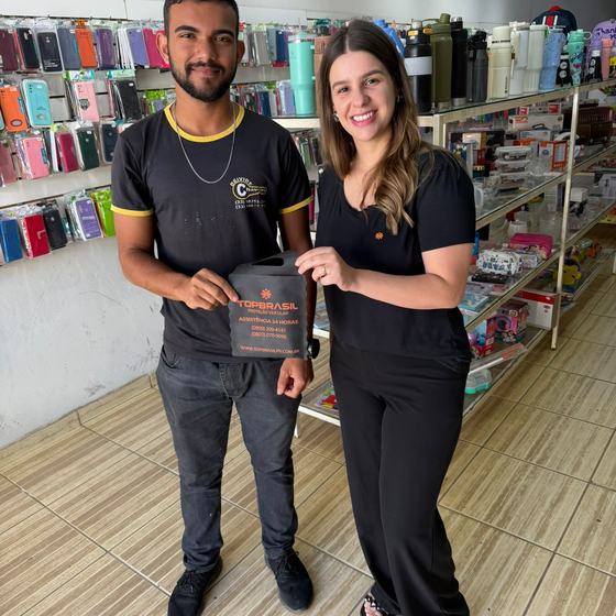 Thais Trindade com Vitor e o kit de boas-vindas